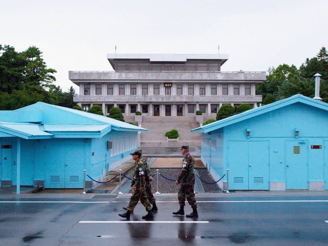 Kim, Moon set off for historic Korea summit Kim, Moon set off for historic Korea summit